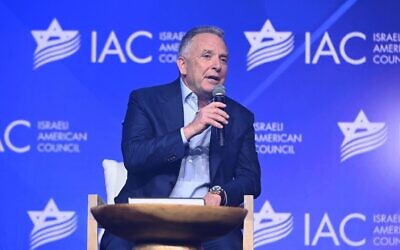 Steve Witkoff s'exprime lors d'une interview sur scène à la conférence du Conseil israélo-américain à Hollywood, en Floride, le 15 janvier 2025. (Crédit : Noam Galai/Conseil israélo-américain)