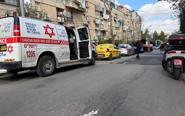 Des secouristes sur les lieux d'un incident vraisemblablement lié à des substances toxiques dans une crèche, à Jérusalem, le 19 janvier 2026. (Crédit : Service de secours du Magen David Adom)