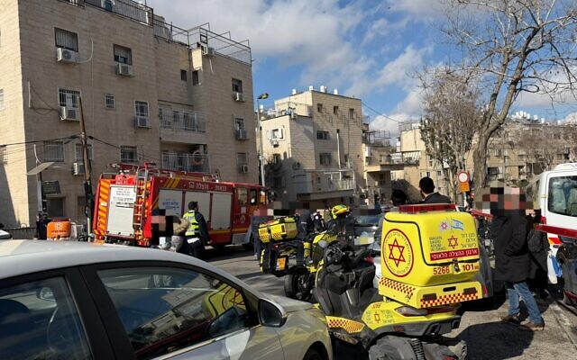 Des secouristes sur les lieux d'un incident vraisemblablement lié à des substances toxiques dans une crèche, à Jérusalem, le 19 janvier 2026. (Crédit : Service de secours du Magen David Adom)