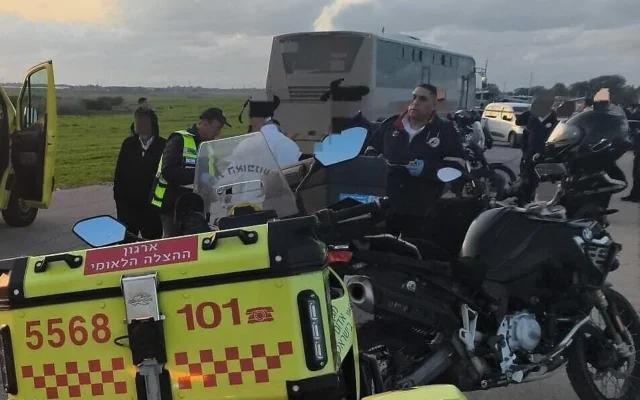 Scène après l’accident qui a coûté la vie à un adolescent haredi, renversé par un bus sur la route 3533, à la jonction d’Aluma près de Komemiyut, le 21 janvier 2026. (Crédit : Magen David Adom)