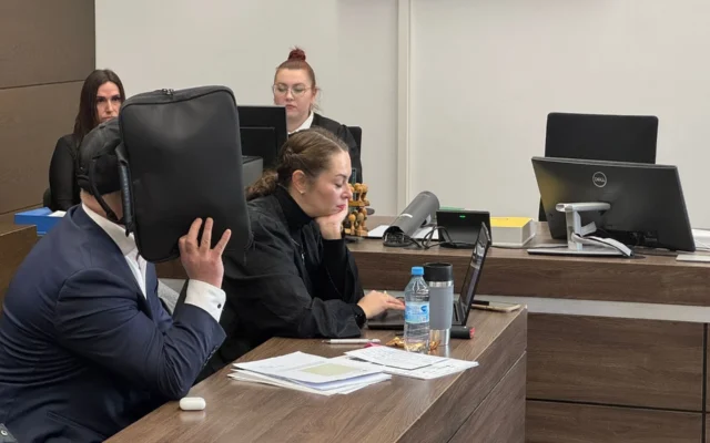 Reuven Y., rabbin et prévenu dans une affaire judiciaire, avec son avocate, Galina Rolnik, assise à côté de lui, comparaît devant le tribunal de district de Tiergarten, à Berlin, le 16 janvier 2026. . (Crédit : JTA) Reuven Y., rabbin et prévenu dans une affaire judiciaire, avec son avocate, Galina Rolnik, assise à côté de lui, comparaît devant le tribunal de district de Tiergarten, à Berlin, le 16 janvier 2026. . (Crédit : JTA)