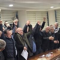 Les dirigeants des partis arabes célébrant la signature d’un accord visant à rétablir la Liste arabe unie, à Sakhnin, le 22 janvier 2026. (Crédit : Hadash-Taal)