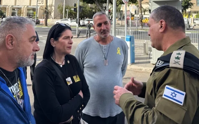 Le chef d'état-major de l'armée israélienne, le lieutenant-général Eyal Zamir, s'entretenant avec Itzik et Talik Gvili, les parents du sous-officier de l'unité d'élite de police Yassam, Ran Gvili, otage assassiné, devant les quartiers généraux de l'armée de la Kirya, à Tel Aviv, en face de la Place des Otages, le 23 janvier 2026. (Crédit : Armée israélienne)