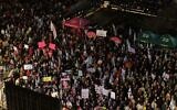 Des manifestants anti-gouvernement réunis sur la Place Habima, à Tel Aviv, le 24 janvier 2026. (Crédit : Yaïr Palti/Mouvement de protestation pour la démocratie)