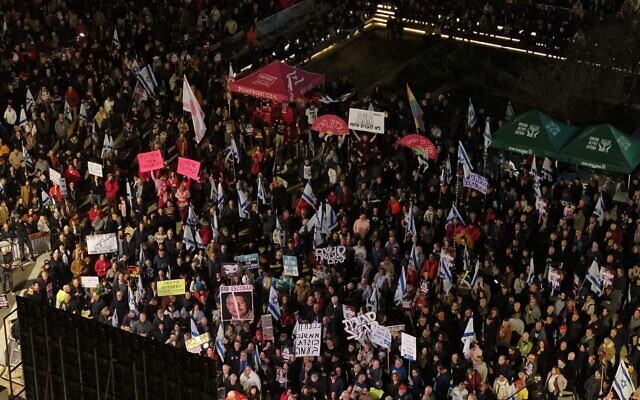 Des manifestants anti-gouvernement réunis sur la Place Habima, à Tel Aviv, le 24 janvier 2026. (Crédit : Yaïr Palti/Mouvement de protestation pour la démocratie)