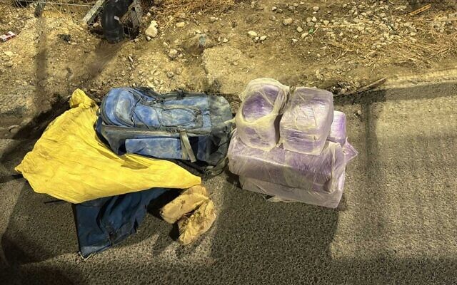 Du haschisch saisi par l'armée israélienne et les forces de police lors de l'arrestation de deux hommes soupçonnés de trafic de drogue en Israël, le 24 janvier 2026. (Crédit : Police israélienne)