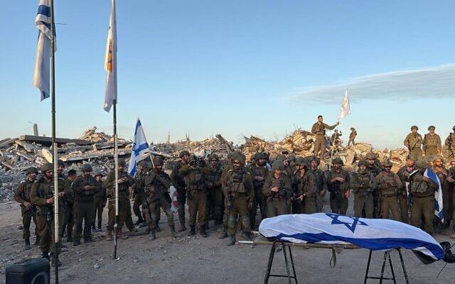 Des soldats de l'armée israélienne se tiennent près du corps du sergent-chef Ran Gvili, après qu'il a été retrouvé dans un cimetière à l'est de Gaza-City, le 26 janvier 2026. (Autorisation)