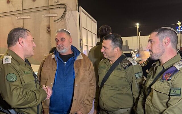 Le chef d'état-major de l'armée israélienne, le lieutenant-général Eyal Zamir, et le chef du commandement sud, le major-général Yaniv Asor, se tiennent aux côtés d'Itzik Gvili dans le sud d'Israël, après que le corps de son fils, le sergent-chef Ran Gvili, a été retrouvé à Gaza et rapatrié en Israël, le 26 janvier 2026. (Crédit : Armée israélienne)