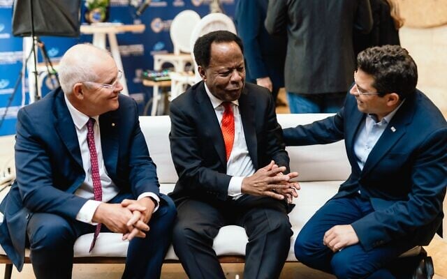 De droite à gauche : Amichai Chikli, ministre des Affaires de la diaspora, Leo Terrell, chef de l'équipe spéciale du président américain Donald Trump chargée de lutter contre l'antisémitisme, et Scott Morrison, ancien Premier ministre australien, lors de la Conférence internationale sur la lutte contre l'antisémitisme à Jérusalem, le 27 janvier 2026. (Autorisation : Guy Sidi)
