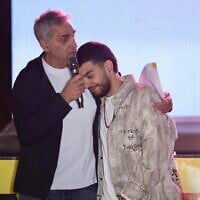 Michel Illouz, à gauche, père de l’otage assassiné Guy Illouz, aux côtés de l’otage libéré Yosef-Haim Ohana, lors d’une cérémonie marquant l’arrêt de l’horloge comptabilisant le temps écoulé depuis l’enlèvement des otages à Gaza, place des Otages, Tel Aviv, le 27 janvier 2026. (Crédit : Forum des familles des otages et des disparus)