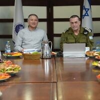Le chef du Shin Bet, David Zini (à gauche), et le chef d'état-major de l'armée israélienne, le lieutenant-général Eyal Zamir, lors d'une réunion au siège du Shin Bet, dans le centre d'Israël, le 28 janvier 2026. (Crédit : Shin Bet)