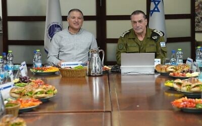 Le chef du Shin Bet, David Zini (à gauche), et le chef d'état-major de l'armée israélienne, le lieutenant-général Eyal Zamir, lors d'une réunion au siège du Shin Bet, dans le centre d'Israël, le 28 janvier 2026. (Crédit : Shin Bet)