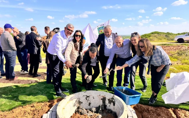 Les autorités posent la première pierre d'un nouveau parc industriel à Sderot le 29 janvier 2026. (Autorisation : direction de Tekuma)