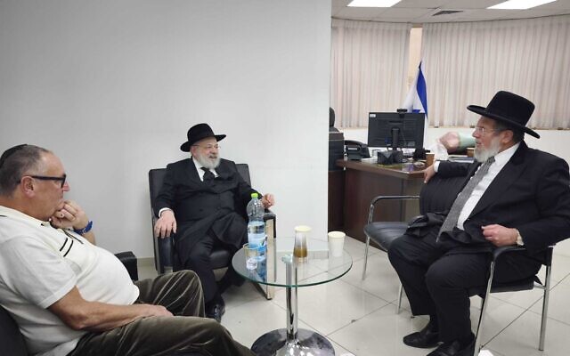 Le rabbin Yoram Ulman (au centre), président du tribunal rabbinique de Sydney et directeur de Hadab Bondi, et David Meir, membre de la communauté, rencontrent le grand rabbin ashkénaze d'Israël, Kalman Ber (à droite), le 29 janvier 2026. (Crédit : Grand Rabbinat)