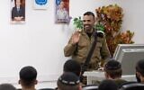 Le colonel Avinoam Emunah s'adressant à des soldats ultra-orthodoxes s'engageant dans la nouvelle brigade haredi de l'armée israélienne, connue sous le nom de Brigade Hasmonéenne, le 5 janvier 2025. (Crédit : Armée israélienne)
