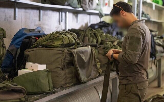 Un soldat examinant son équipement lors d'une mobilisation massive des réservistes de l'armée israélienne, le 2 septembre 2025. (Crédit : Armée israélienne) Un soldat examinant son équipement lors d'une mobilisation massive des réservistes de l'armée israélienne, le 2 septembre 2025. (Crédit : Armée israélienne)