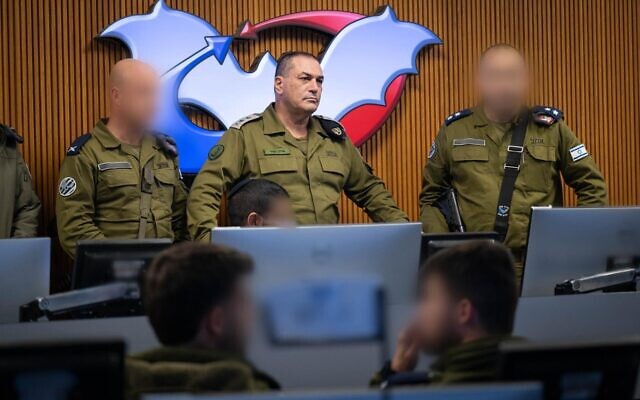 Le chef d'état-major de l'armée israélienne, le lieutenant-général Eyal Zamir, visite une batterie de missiles de défense Arrow et participe à un exercice de défense aérienne, le 15 janvier 2026. (Crédit : Tsahal)