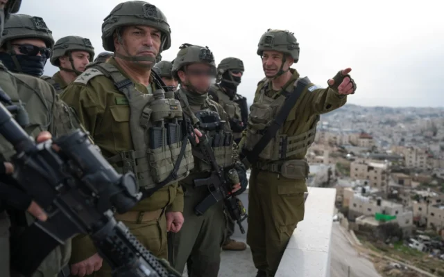 Le chef d'état-major de l'armée israélienne, le lieutenant-général Eyal Zamir (à gauche), rencontre des officiers dans la ville d'Hébron, en Cisjordanie, le 21 janvier 2026. (Crédit :Tsahal)