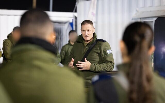 Le chef de l'armée de l'air israélienne, le général de division Tomer Bar, s'adresse aux soldats devant une batterie du Dôme de fer, le 21 janvier 2026. (Crédit : Tsahal)