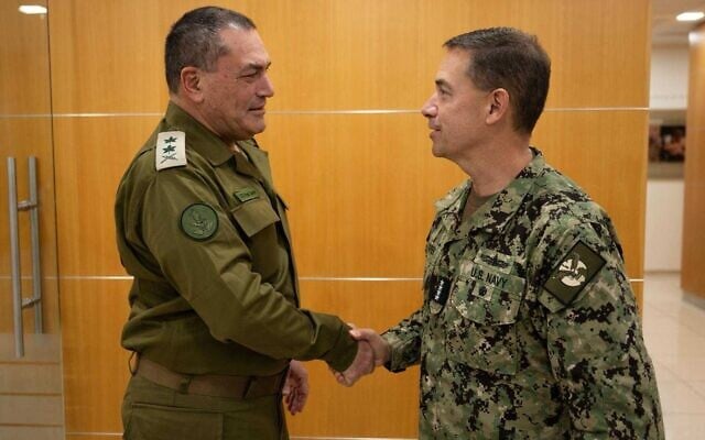Le chef d'état-major de l'armée israélienne, le lieutenant-général Eyal Zamir (à gauche), saluant le chef du CENTCOM américain, l'amiral Brad Cooper, aux quartiers généraux de l'armée de la Kirya, à Tel Aviv, le 24 janvier 2026. (Crédit : Armée israélienne)
