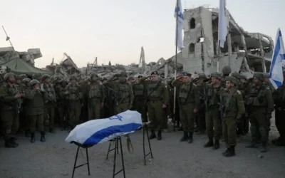 Le chef d'état-major de l'armée israélienne, le lieutenant-général Eyal Zamir (au centre), et le chef du Commandement du Sud, le major-général Yaniv Asor (à droite), saluant le corps du sergent-chef Ran Gvili, après qu'il a été retrouvé dans l'est de Gaza-City, le 26 janvier 2026. (Crédit : Armée israélienne)
