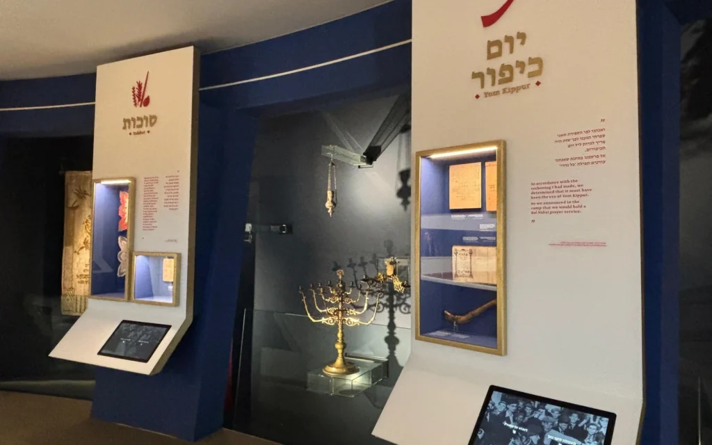 Vue d’une exposition consacrée à la manière dont les Juifs ont préservé le calendrier religieux malgré les persécutions nazies, musée mémorial de Yad Vashem, Jérusalem, date non précisée. (Crédit : Yad Vashem)
