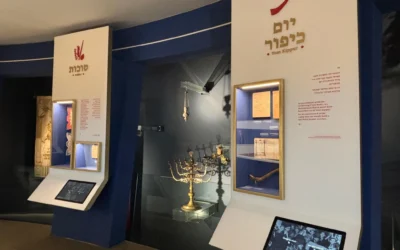 Vue d’une exposition consacrée à la manière dont les Juifs ont préservé le calendrier religieux malgré les persécutions nazies, musée mémorial de Yad Vashem, Jérusalem, date non précisée. (Crédit : Yad Vashem) Vue d’une exposition consacrée à la manière dont les Juifs ont préservé le calendrier religieux malgré les persécutions nazies, musée mémorial de Yad Vashem, Jérusalem, date non précisée. (Crédit : Yad Vashem)