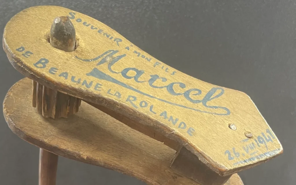 Un grogger de Pourim fabriqué par Kalmen Micenmacher pour son fils Marcel alors qu’il se trouvait dans un camp de transit français, avant que lui et son épouse ne soient assassinés à Auschwitz, France, date non précisée. (Crédit : Yad Vashem)