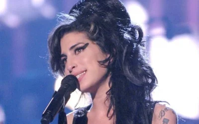 Amy Winehouse interprète "Rehab" lors des MTV Movie Awards 2007 au Gibson Amphitheater de Los Angeles, Californie, États-Unis. (Crédit : Jeff Kravitz/FilmMagic)