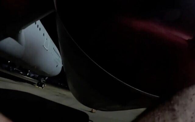 Un membre de Palestine Action asperge de peinture rouge un avion à la base aérienne de la RAF Brize Norton, le 20 juin 2025. (Crédit : Capture d'écran)
