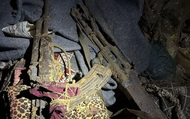 Des armes récupérées sur les corps sans vie des hommes armés impliqués dans un affrontement avec les soldats de Tsahal à Rafah, sur une photo dont la diffusion a été autorisée le 14 janvier 2026. (Crédit : Tsahal)