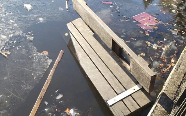 Le banc commémoratif dédié à un survivant de la Shoah vandalisé et jeté dans un lac, à Stalford (Royaume-Uni), le 7 janvier 2026. (Crédit : Campaign Against Antisemitism)