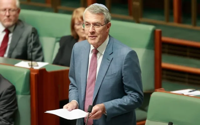 Mark Dreyfus s’exprime au Parlement le 19 janvier 2026 à Canberra, en Australie. (Crédit : Hilary Wardhaugh/Getty Images via JTA)