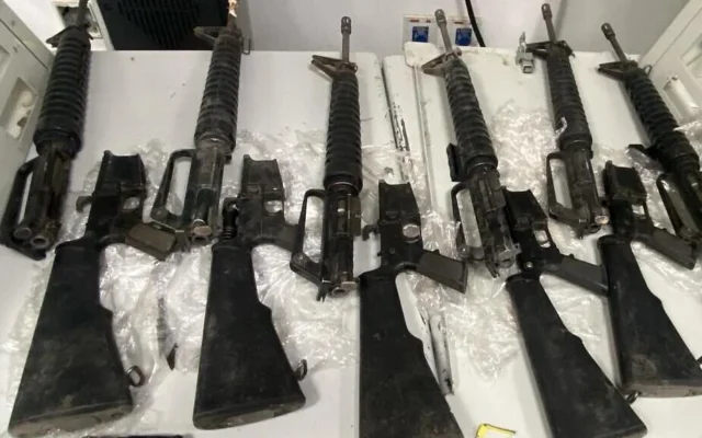 Des M-16 saisis par les troupes de Tsahal après une tentative de trafic à la frontière égyptienne, le 16 janvier 2025. (Crédit : Tsahal) Des M-16 saisis par les troupes de Tsahal après une tentative de trafic à la frontière égyptienne, le 16 janvier 2025. (Crédit : Tsahal)