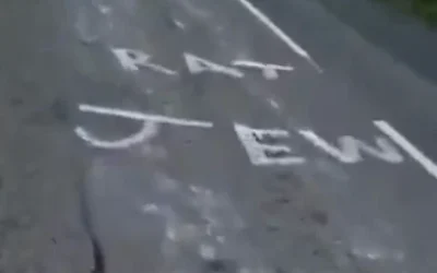 Des graffitis antisémites avec les mots « Rat » et « Jew » ont été aperçus sur une route en Irlande, vers le 31 décembre 2025. (Crédit : Capture d’écran/X ; utilisé conformément à la clause 27a de la loi sur le droit d’auteur) Des graffitis antisémites avec les mots « Rat » et « Jew » ont été aperçus sur une route en Irlande, vers le 31 décembre 2025. (Crédit : Capture d’écran/X ; utilisé conformément à la clause 27a de la loi sur le droit d’auteur)