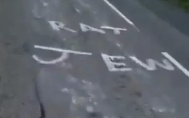 Des graffitis antisémites avec les mots « Rat » et « Jew » ont été aperçus sur une route en Irlande, vers le 31 décembre 2025. (Crédit : Capture d’écran/X ; utilisé conformément à la clause 27a de la loi sur le droit d’auteur)