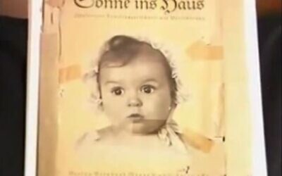 Une photographie de Hessy Taft bébé, utilisée par les nazis comme exemple du bébé aryen idéal. (Crédit : Capture d'écran : YouTube/USC Shoah Foundation)