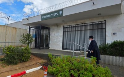 Le député Meïr Porush (Agudat Israel) arrivant à une prison militaire pour rendre visite à des étudiants en yeshiva arrêtés pour avoir refusé de faire leur service militaire, le 18 janvier 2026. (Crédit : Mouvement Shlomei Emunim de Porush)