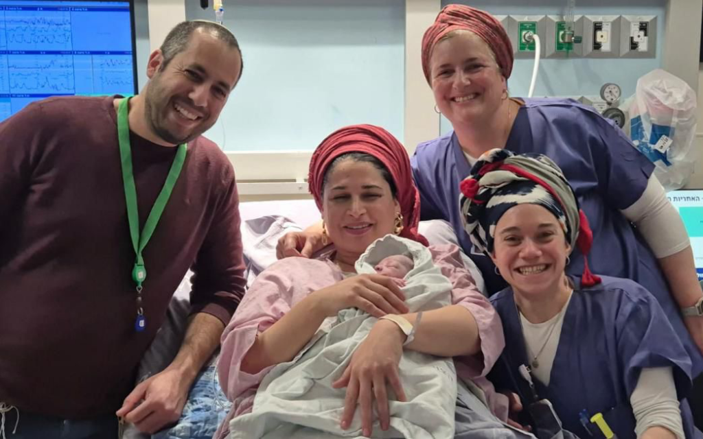 Shira-Leah et Uri Rozman et le premier bébé né en Israël en 2026, entourés du personnel médical de l'hôpital Hadassah Mont Scopus. (Autorisation) Shira-Leah et Uri Rozman et le premier bébé né en Israël en 2026, entourés du personnel médical de l'hôpital Hadassah Mont Scopus. (Autorisation)