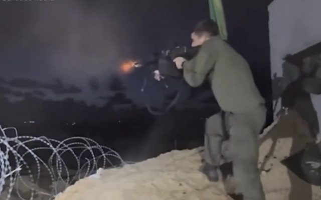 Un soldat de l’armée israélienne tirant une rafale de balles vers Gaza en décembre 2025. (Crédit : Capture d'écran ; utilisée conformément à la clause 27a de la loi sur le droit d'auteur)