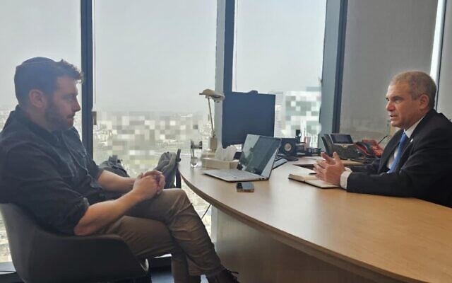 Gal Hirsch (à droite), responsable gouvernemental chargé des questions relatives aux otages, s'entretient avec Lazar Berman, correspondant du Times of Israel, le 30 janvier 2026. (Crédit : Cabinet du Premier ministre)