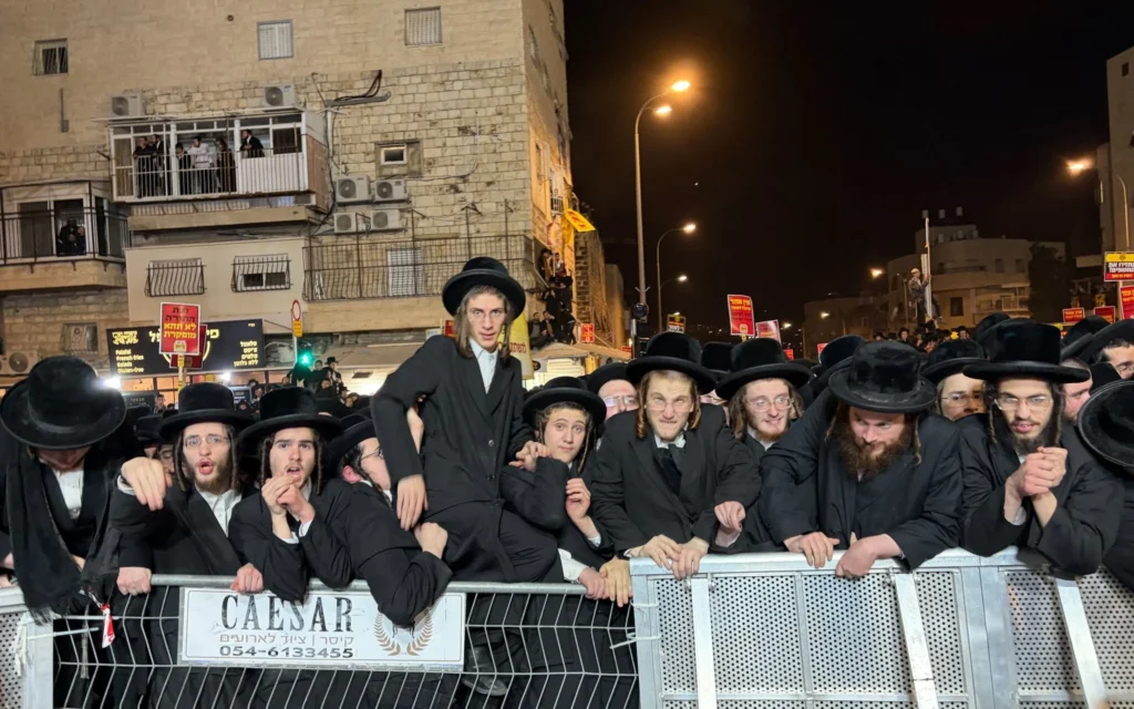 Les haredim manifestent contre la conscription à Jérusalem, le 6 janvier 2026. (Crédit : Sam Sokol) Les haredim manifestent contre la conscription à Jérusalem, le 6 janvier 2026. (Crédit : Sam Sokol)