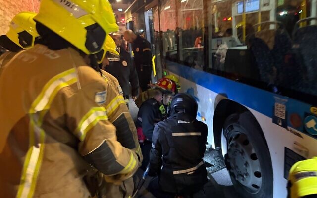 Les secouristes inspectant un bus qui a écrasé des manifestants haredim, à Jérusalem, le 6 janvier 2026. (Crédit : Sam Sokol/Times of Israel)