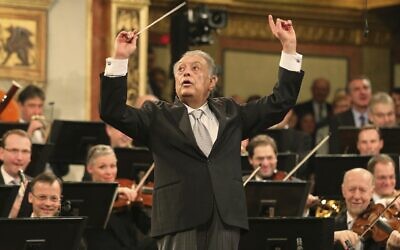 Le chef d'orchestre Zubin Mehta dirige l'Orchestre philharmonique de Vienne à l'occasion du traditionnel concert du Nouvel An au Musikverein, à Vienne, en Autriche, le 1er janvier 2015. (Crédit : AP Photo/Ronald Zak, document) Le chef d'orchestre Zubin Mehta dirige l'Orchestre philharmonique de Vienne à l'occasion du traditionnel concert du Nouvel An au Musikverein, à Vienne, en Autriche, le 1er janvier 2015. (Crédit : AP Photo/Ronald Zak, document)
