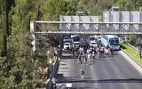 Des manifestants réclamant un accord sur les otages et un cessez-le-feu, sur l'autoroute Begin à Jérusalem, bloquant la circulation le 17 août 2025. (Crédit : Charlie Summers/Times of Israel)