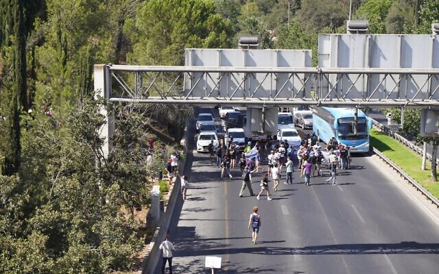 Des manifestants réclamant un accord sur les otages et un cessez-le-feu, sur l'autoroute Begin à Jérusalem, bloquant la circulation le 17 août 2025. (Crédit : Charlie Summers/Times of Israel) Des manifestants réclamant un accord sur les otages et un cessez-le-feu, sur l'autoroute Begin à Jérusalem, bloquant la circulation le 17 août 2025. (Crédit : Charlie Summers/Times of Israel)