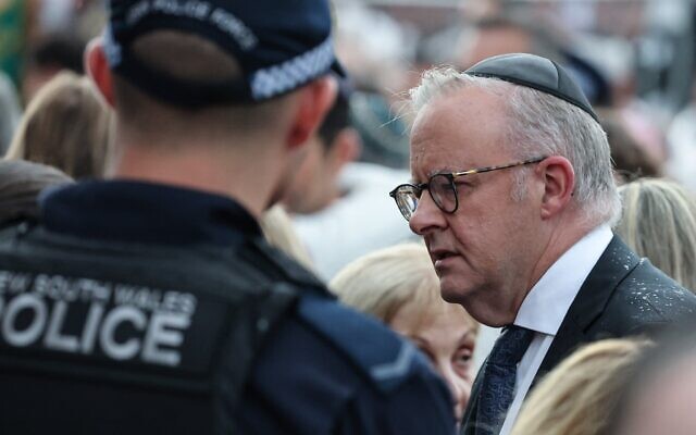 Le Premier ministre australien Anthony Albanese (à droite) portant une kippa à son arrivée à la cérémonie commémorative organisée en hommage aux victimes de l'attentat terroriste de Bondi Beach, à Sydney, le 21 décembre 2025. (Crédit : David Gray/AFP)