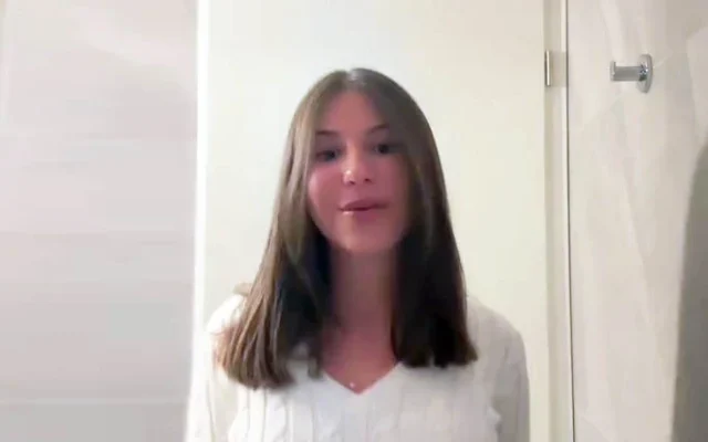 Charlotte Niddam dans une vidéo publiée sur les réseaux sociaux le 9 septembre 2025. (Crédit : Capture d'écran/TikTok/@charlotteniddam ; utilisée conformément à la clause 27a de la loi sur le droit d'auteur)