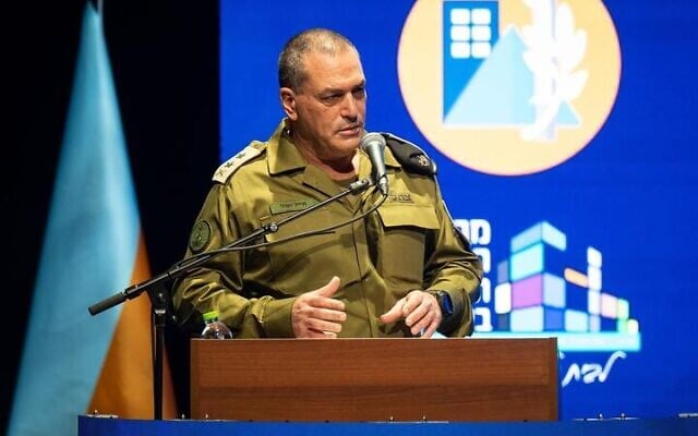 Le chef d'état-major de l'armée israélienne, le lieutenant-général Eyal Zamir, s'exprimant lors de la conférence « Leaders on the Home Front » (Les leaders sur le front intérieur) dans le centre d'Israël, le 6 janvier 2026. (Crédit : Armée israélienne)