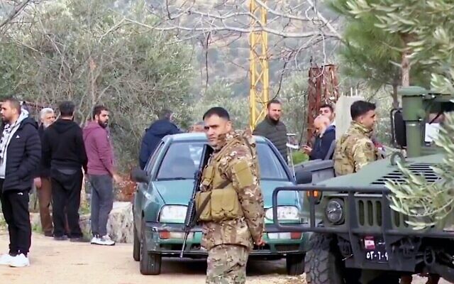 Des forces de sécurité libanaises sur les lieux où Israël a capturé Atwi Atwi, un membre haut placé du groupe terroriste Al-Jamaa al-Islamiyya, le 8 février 2026. (Crédit : Capture d’écran vidéo/X ; utilisée conformément à la clause 27a de la loi sur le droit d'auteur)